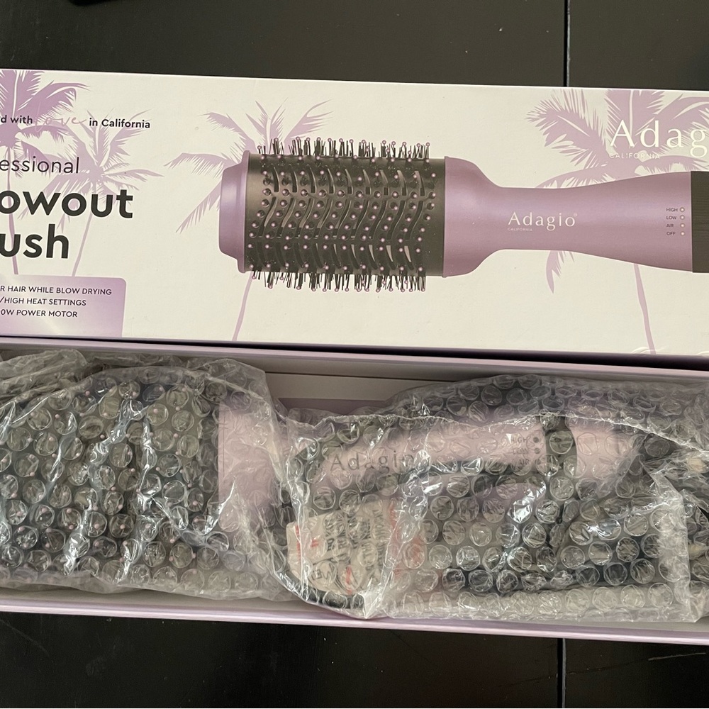 NEW IN BOX Adagio California blow out brush.